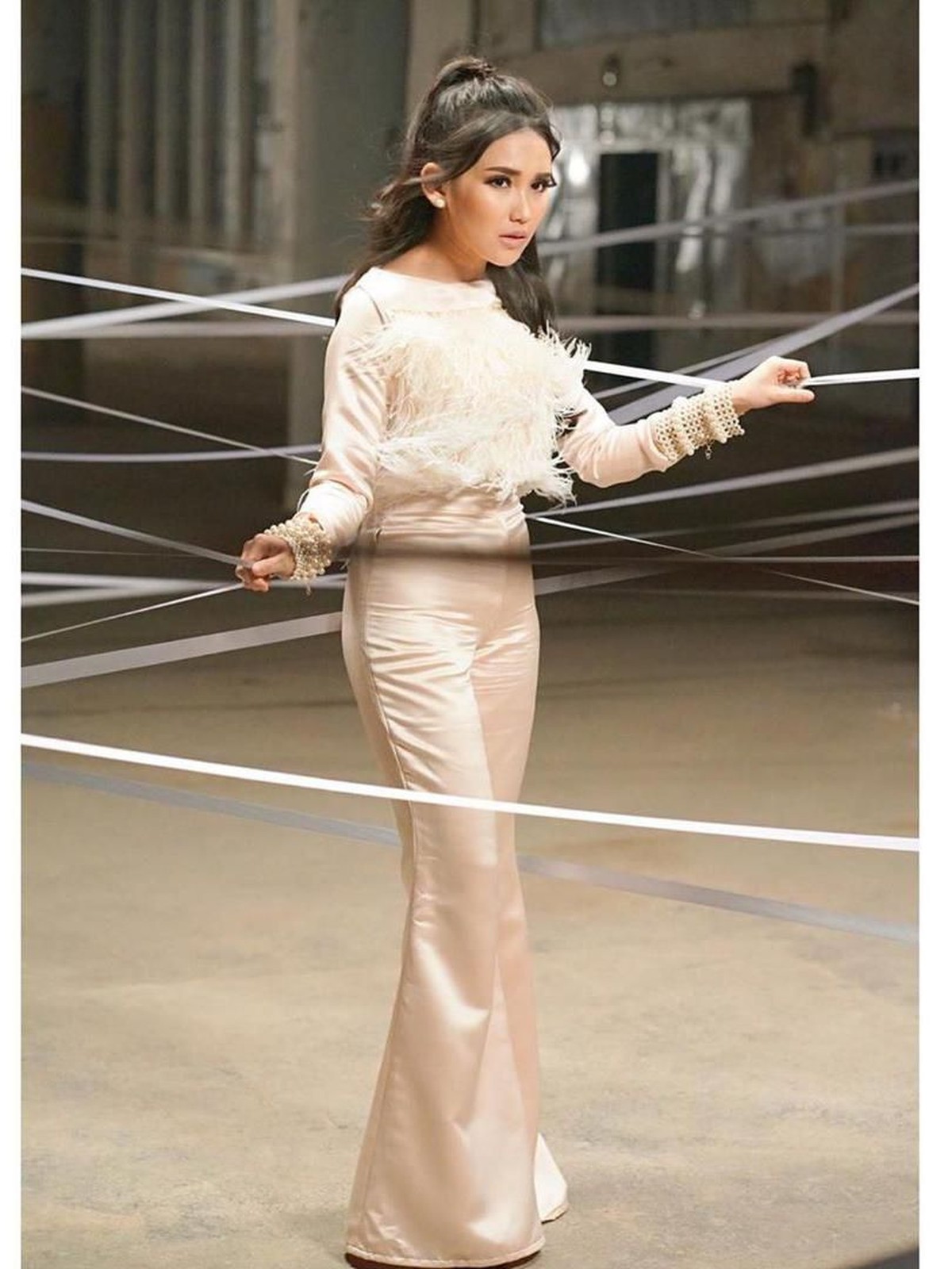 Ayu Ting Ting tampil memukau dengan balutan gaun mewah dalam video klip Apalah Cinta yang berkolaborasi dengan artis Turki&comma; Keremcem&period;