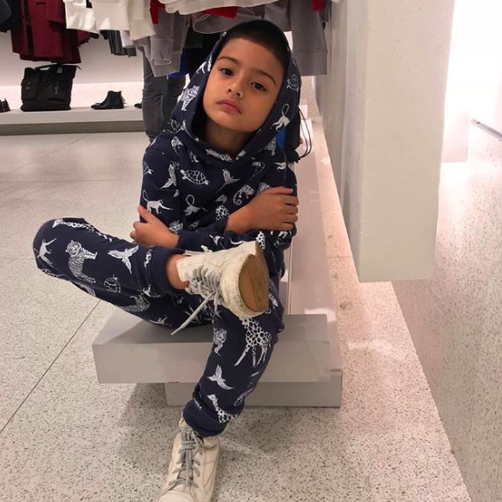 <p>Enggak cuma berwajah ganteng, Faaz juga pintar bergaya nih. Wah..wah, gayanya bak model cilik ya. (Foto: Instagram @kingfaazarafiqreal)</p>