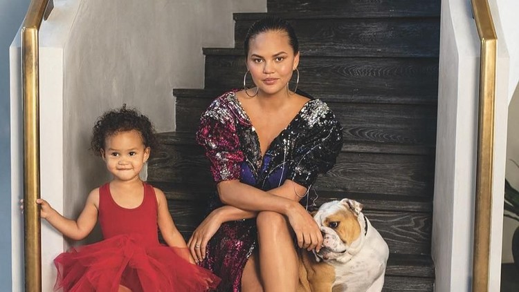 Pertama kali mengajak anak pertamanya ke dokter gigi, Chrissy Teigen malah banjir kritikan.