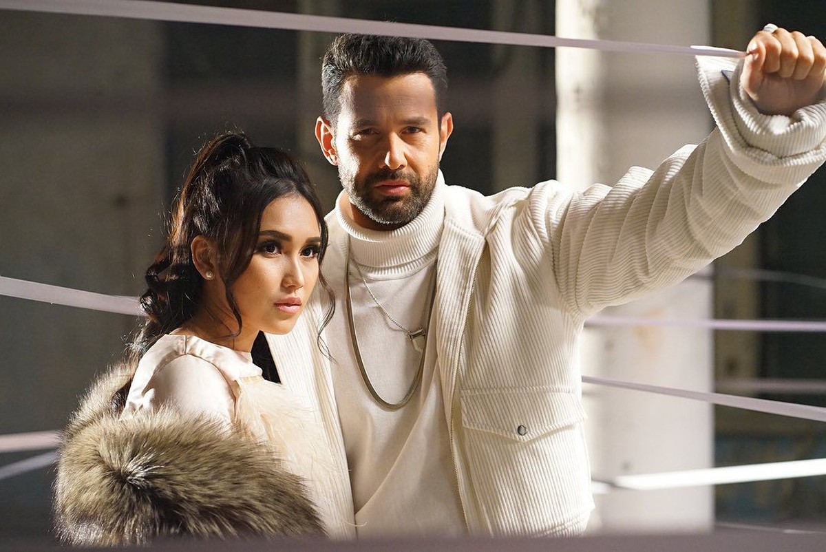 Ayu Ting Ting tampil memukau dengan balutan gaun mewah dalam video klip Apalah Cinta yang berkolaborasi dengan artis Turki&comma; Keremcem&period;