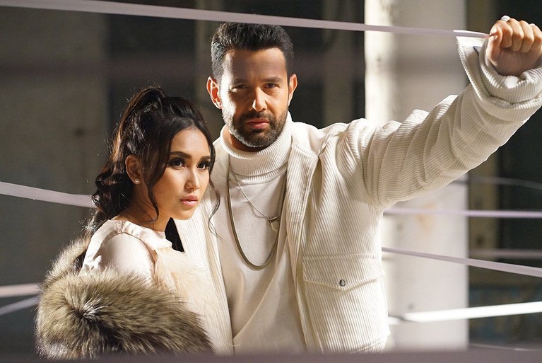 Ayu Ting Ting tampil memukau dengan balutan gaun mewah dalam video klip Apalah Cinta yang berkolaborasi dengan artis Turki, Keremcem.