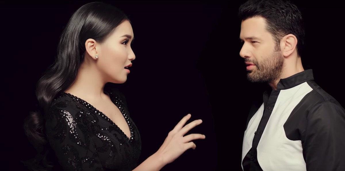 Ayu Ting Ting tampil memukau dengan balutan gaun mewah dalam video klip Apalah Cinta yang berkolaborasi dengan artis Turki&comma; Keremcem&period;