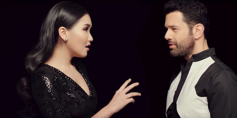 Ayu Ting Ting tampil memukau dengan balutan gaun mewah dalam video klip Apalah Cinta yang berkolaborasi dengan artis Turki, Keremcem.