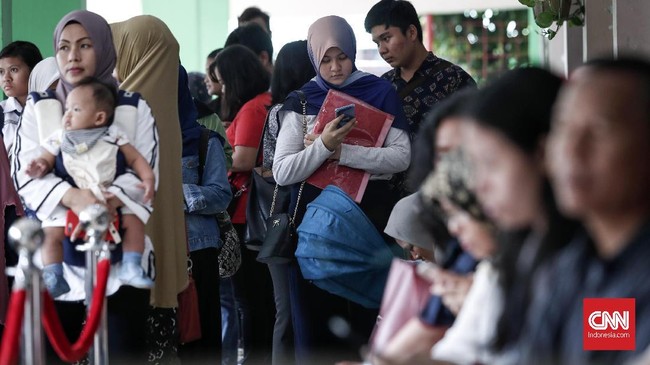 Antrean orang tua di SMA 8 Jakarta mengular sejak pagi, namun terpantau kondusif dengan lima loket antrean yang didirikan sekolah.