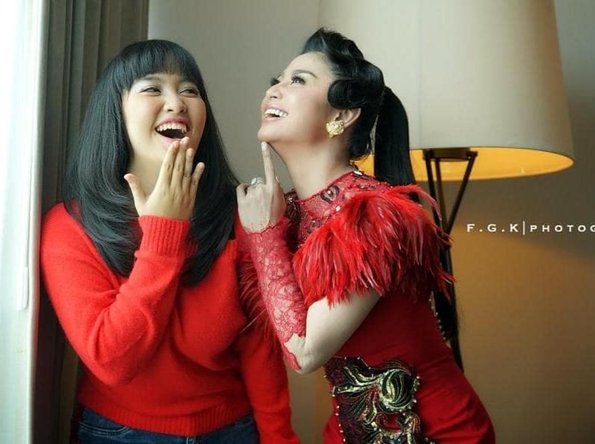 Dewi Perssik sering memperlihatkan keakraban dengan salah satu keponakannya&comma; Lebby Wilayati&period; Sikap yang jelas terhadap Meldi&period;