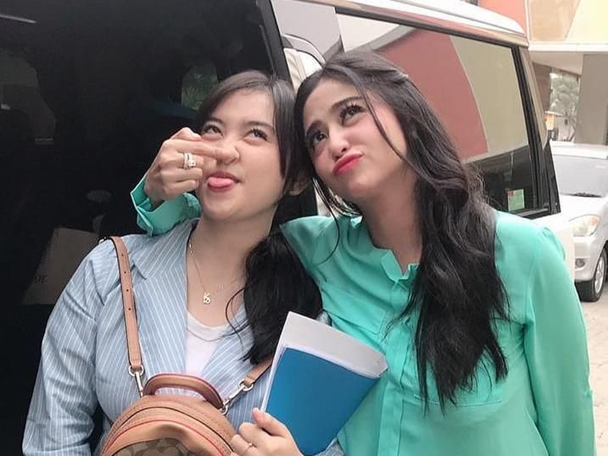 Dewi Perssik sering memperlihatkan keakraban dengan salah satu keponakannya&comma; Lebby Wilayati&period; Sikap yang jelas terhadap Meldi&period;