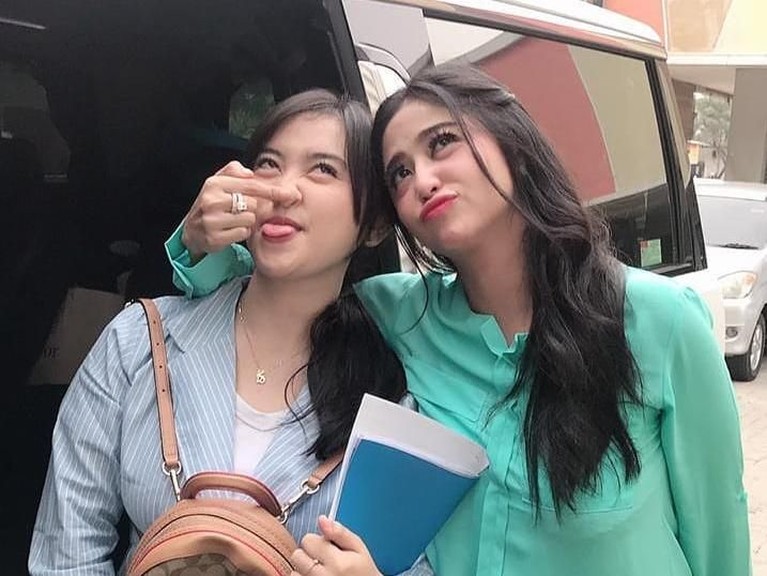 Dewi Perssik sering memperlihatkan keakraban dengan salah satu keponakannya, Lebby Wilayati. Sikap yang jelas terhadap Meldi.