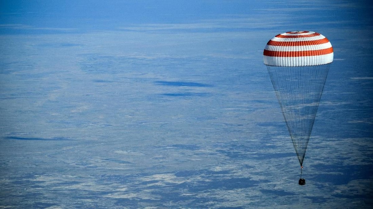 FOTO: Detik-detik Tiga Astronaut ISS Mendarat di Kazakstan