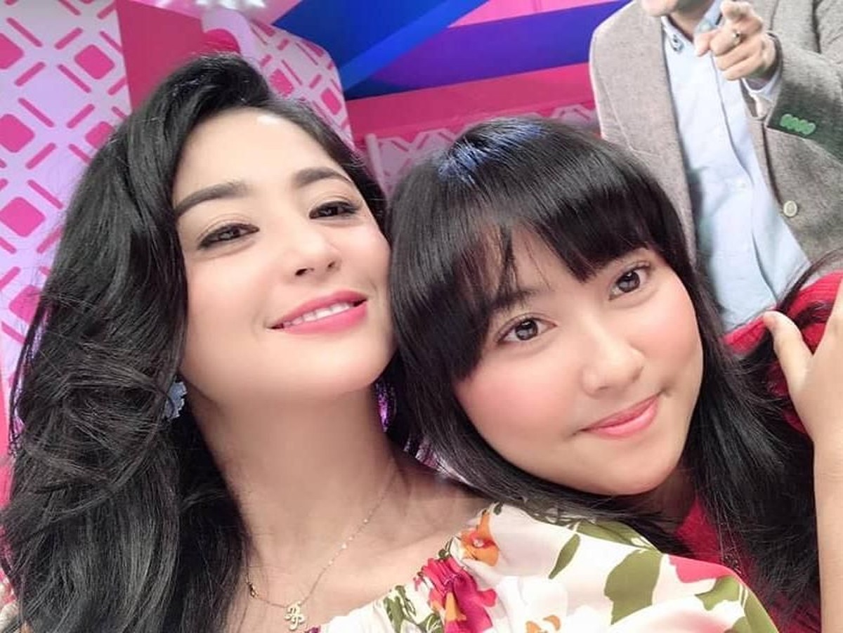 Dewi Perssik sering memperlihatkan keakraban dengan salah satu keponakannya&comma; Lebby Wilayati&period; Sikap yang jelas terhadap Meldi&period;