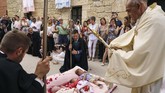 FOTO: Melompati Bayi Demi Mengusir Iblis di Spanyol Masyarakat Katolik di Sasamon, Spanyol punya cara sendiri untuk mengusir iblis atau roh jahat pada bayi mereka, dengan cara melompatinya dalam acara El Colacho.