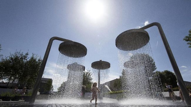 Ada 150 Juta Orang Alami Gelombang Panas di AS Nyaris 150 juta orang mengalami gelombang panas di AS. Cuaca panas bahkan menyentuh 38 derajat Celcius, terutama di New York, Philadelphia, dan Washington.