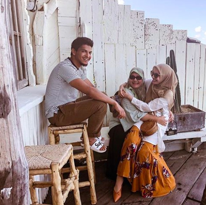 Yusuf dan Zaskia menghabiskan liburan bersama sang mama, Fanny Beauty di Bali. (Foto: Instagram @zaskiasungkar15)