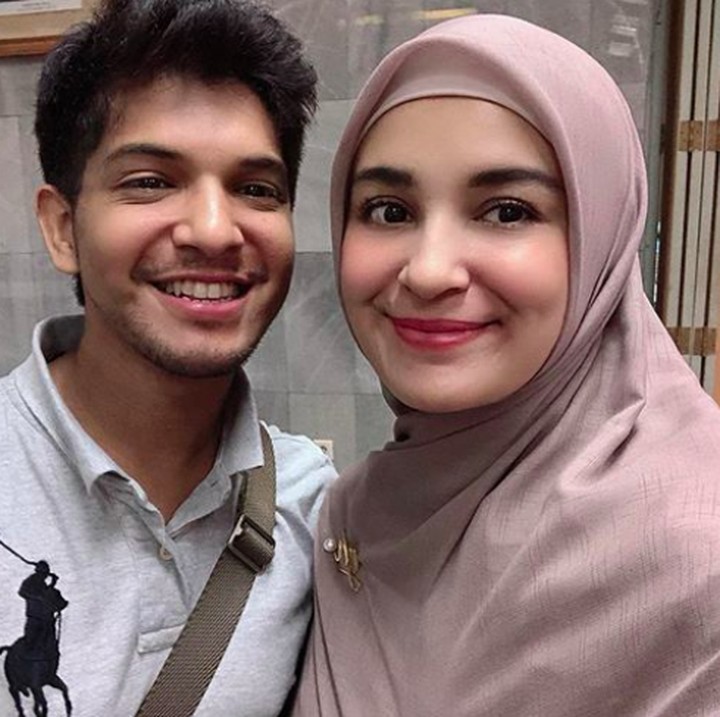 Shireen memajang foto bareng Yusuf, katanya si Yusuf mirip banget dengan Mama Fanny nih. Sedangkan dirinya memang terlihat mewarisi garis wajah Mark Sungkar ya, Bun. (Foto: Instagram @shireensungkar)