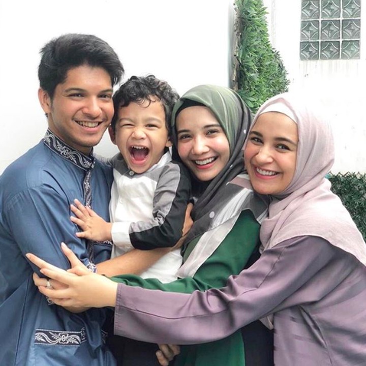Adam tetap enggak mau ketinggalan nih, kali ini foto berempat. Kalau tersenyum keempatnya terlihat mirip banget ya. (Foto: Instagram @shireensungkar)