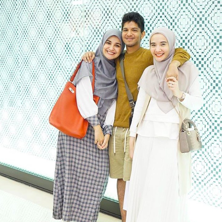 Menghabiskan waktu bersama merupakan hal yang langka untuk tiga saudara ini. Tapi tetap kelihatan akrab banget ya? (Foto: Instagram @shireensungkar)