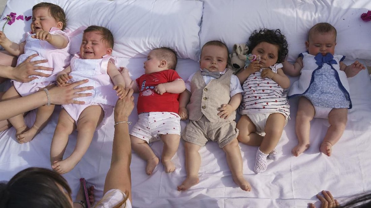 FOTO: Melompati Bayi Demi Mengusir Iblis di Spanyol