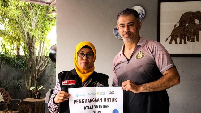Tim Global Zakat-ACT memberikan penghargaan kepada Pascal Wilmar, atlet voli veteran yang pernah berkompetisi di Universiade, Olimpiade untuk mahasiswa.