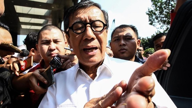 Menkumham Yasonna Laoly dituding memanfaatkan wabah virus corona untuk berupaya membebaskan napi korupsi.