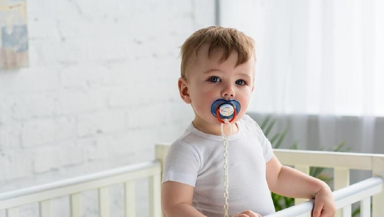 Empeng enggak cuma mengganggu susunan gigi bayi, tapi bisa juga mengganggu pertumbuhan kemampuan verbalnya.