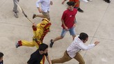 FOTO: Melompati Bayi Demi Mengusir Iblis di Spanyol Masyarakat Katolik di Sasamon, Spanyol punya cara sendiri untuk mengusir iblis atau roh jahat pada bayi mereka, dengan cara melompatinya dalam acara El Colacho.