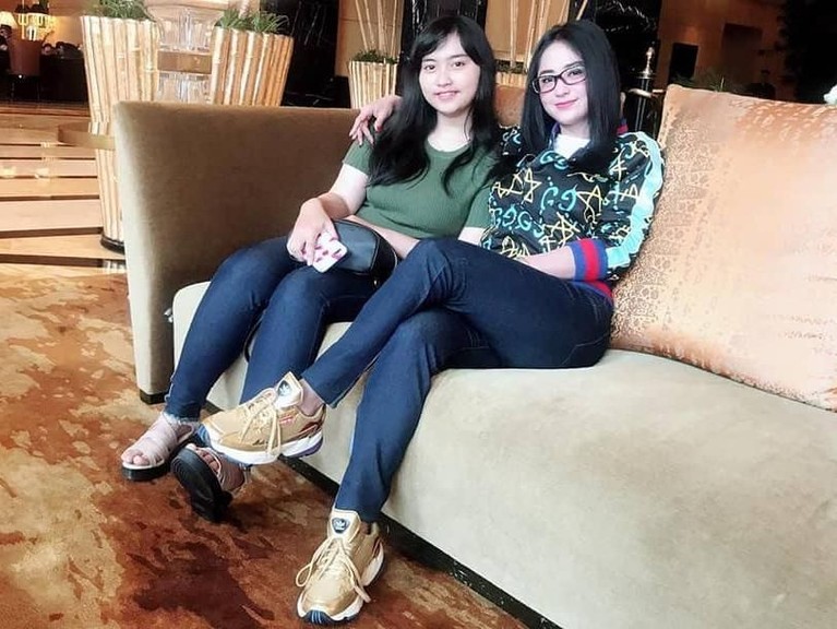 Dewi Perssik sering memperlihatkan keakraban dengan salah satu keponakannya, Lebby Wilayati. Sikap yang jelas terhadap Meldi.