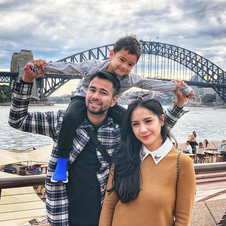 <p>Nah ini dia keluarga kecil yang selalu kompak. Raffi Ahmad dan Nagita Slavina serta anak semata wayang mereka Rafathar juga berpelesir ke Negeri Kanguru. (Foto: Instagram @raffinagita1717)</p>