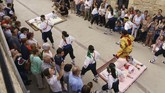 FOTO: Melompati Bayi Demi Mengusir Iblis di Spanyol Masyarakat Katolik di Sasamon, Spanyol punya cara sendiri untuk mengusir iblis atau roh jahat pada bayi mereka, dengan cara melompatinya dalam acara El Colacho.