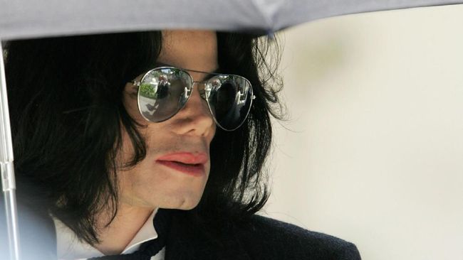 Dalam rekaman wawancara, Michael Jackson berbincang dengan aktor Marlon Brando. Brando berkesimpulan, bukan tak mungkin Jackson melakukan pelecehan seksual.