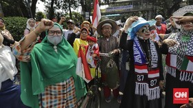 Massa Emak-emak Diblokade Polisi saat Bergerak ke Gedung MK