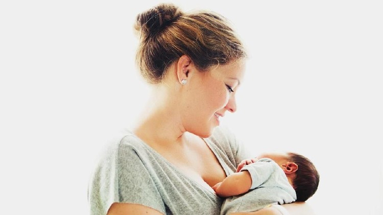 Bayi Tidur Terlalu Lama, Haruskah Dibangunkan untuk Menyusu? Bayi yang tidur lebih dari dua jam dan enggak kunjung menyusu sering bikin khawatir ya, Bun. Takut mereka jadi dehidrasi. Simak solusinya yuk!