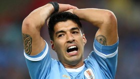 Copa America: Netizen Ejek Suarez Klaim Kiper Chile Handball