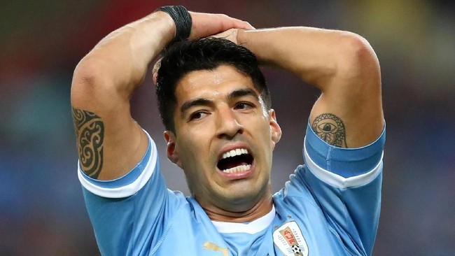Sejumlah netizen mengejek Luis Suarez yang mereka anggap meminta penalti saat Uruguay melakoni laga terakhir penyisihan grup Copa America 2019.
