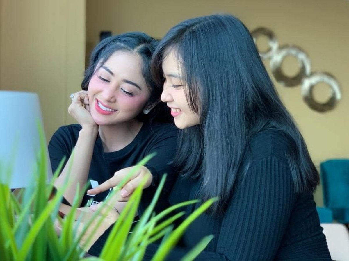 Dewi Perssik sering memperlihatkan keakraban dengan salah satu keponakannya&comma; Lebby Wilayati&period; Sikap yang jelas terhadap Meldi&period;