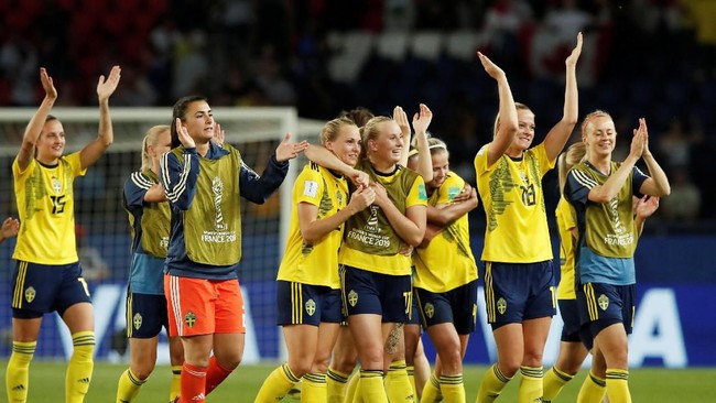 Juara bertahan Amerika Serikat, dan Swedia melaju ke perempat final Piala Dunia Wanita 2019 berkat kemenangan tipis.