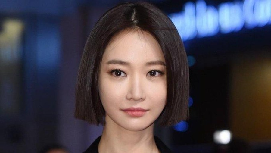 Aktris Go Jun Hee Dikabarkan Bergabung dengan 8D Entertainment Go Jun Hee setelah keluar dari YG Entertainment dikabarkan menandatangani kontrak dengan agensi baru