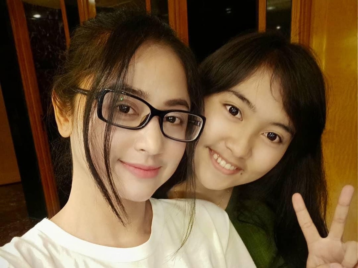 Dewi Perssik sering memperlihatkan keakraban dengan salah satu keponakannya&comma; Lebby Wilayati&period; Sikap yang jelas terhadap Meldi&period;