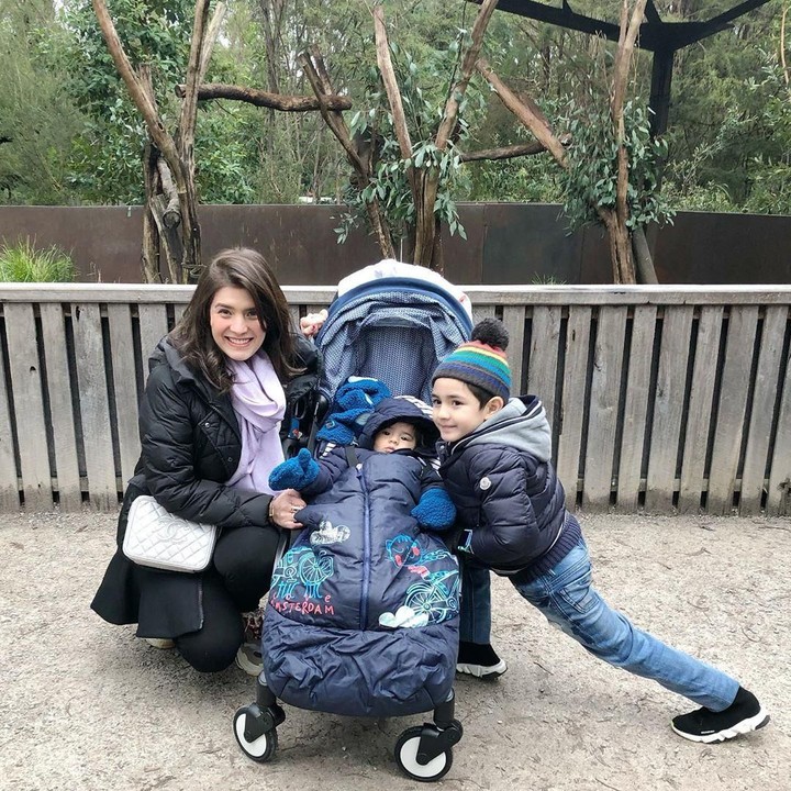 <p>Meski si bungsu tertidur pulas, Carissa dan anak sulungnya tetap sigap saat difoto. <em>Oiya</em>, ini foto mereka saat berkunjung ke sebuah kebun binatang di Australia. (Foto: Instagram @carissa_puteri)</p>