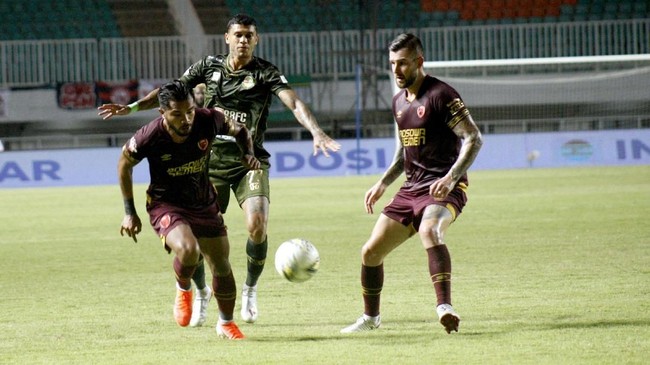 Meski dihantui jadwal padat, PSM Makassar bertekad menaklukkan Becamex Binh Duong pada leg kedua semifinal di Stadion Pakansari, Bogor, Rabu (26/6).