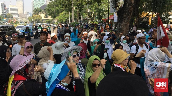 Emak-emak yang menjadi bagian dari peserta aksi kawal sidang putusan MK menyanyikan lagu 'Naik-naik ke Puncal Gunung' dengan lirik yang diubah.
