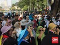Emak-emak Kawal MK Bernyanyi 'Prabowo Naik, Jokowi Turun'
