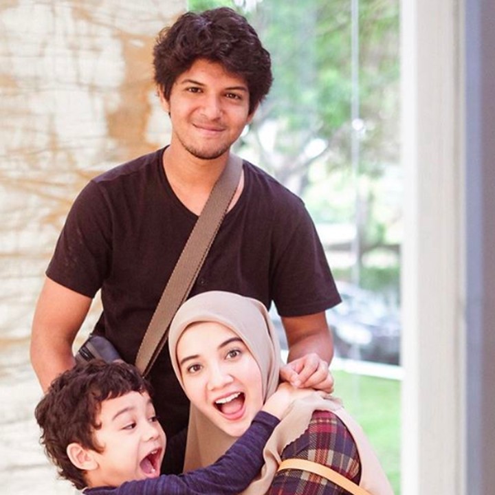 Kalau biasanya foto bareng Shireen, sekarang giliran bareng anaknya nih. Lucu banget ya, Bun, ekspresi Adam sama Mami Kia. (Foto: Instagram @zaskiasungkar15)