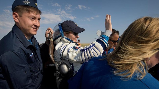 FOTO: Detik-detik Tiga Astronaut ISS Mendarat di Kazakstan