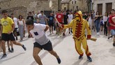 FOTO: Melompati Bayi Demi Mengusir Iblis di Spanyol Masyarakat Katolik di Sasamon, Spanyol punya cara sendiri untuk mengusir iblis atau roh jahat pada bayi mereka, dengan cara melompatinya dalam acara El Colacho.