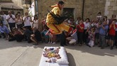 FOTO: Melompati Bayi Demi Mengusir Iblis di Spanyol Masyarakat Katolik di Sasamon, Spanyol punya cara sendiri untuk mengusir iblis atau roh jahat pada bayi mereka, dengan cara melompatinya dalam acara El Colacho.
