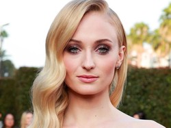 Sophie Turner Pakai Masker Saat Melahirkan Anak Demi Cegah COVID-19