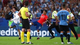 Bek Chile Tendang Penyusup, Suarez Coba Desak Wasit