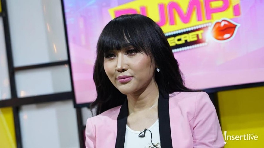 Nikita Mirzani dan Rina Nose tertawa mendengar teriakan Lucinta Luna.