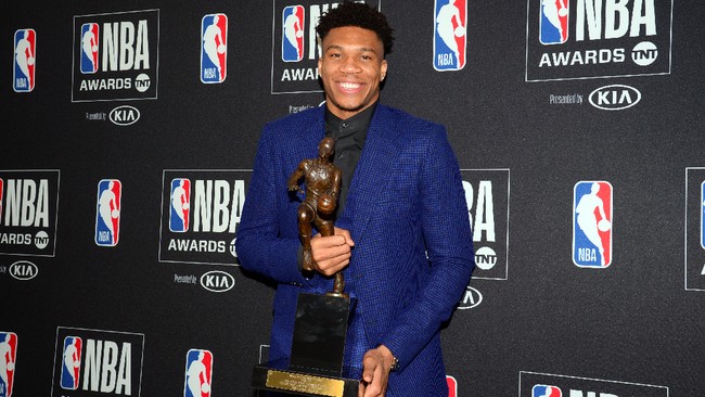 Giannis Antetokounmpo dinobatkan sebagai Most Valuable Player (MVP) NBA musim 2018/2019 dalam acara penganugerahan di Los Angeles, Amerika Serikat.