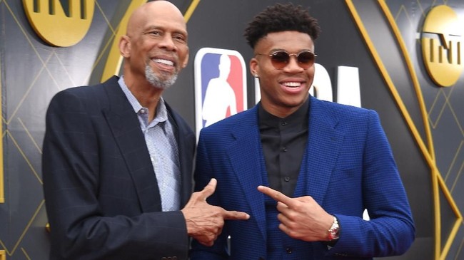 US basketball player Kareem Abdul-Jabbar (L) and Greek basketball player Giannis Antetokounmpo (R) arrive for the 2019 NBA Awards at Barker Hangar on June 24, 2019 in Santa Monica, California. (Photo by LISA O'CONNOR / AFP)