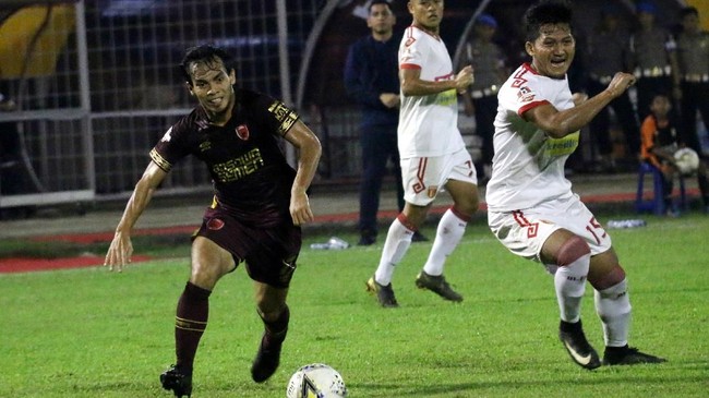PSM Makassar mengalahkan Lalenok United dengan skor 3-1 (agregat 7-2) dalam laga yang diwarnai dua kartu merah pada babak play off Piala AFC.